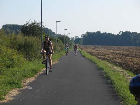 případě silnice I. a II.třídy). V kontextu daného materiálu je ale tento cyklistický prvek zařazen do tohoto typu. Břeclav, jízdní pruh pro cyklisty v hlavním dopravním prostoru Silnice I.