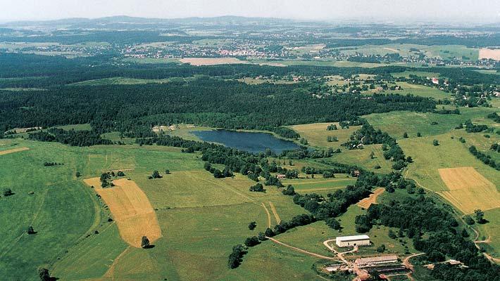 pfiímou návazností na nedalek Velk rybník (vzdálenost vzdu nou ãarou cca,5 km).