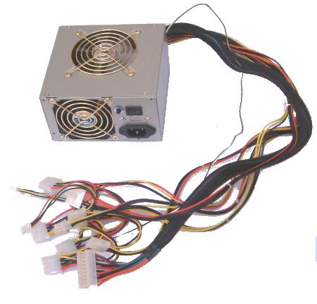 Vìtší ventilátor nasává teplý vzduch z okolí procesoru Ve snaze snížit hluènost celého zaøízení je ventilátor 92 mm øízen termostatem uvnitø zdroje (èím vyšší teplota, tím vyšší otáèky), zatímco