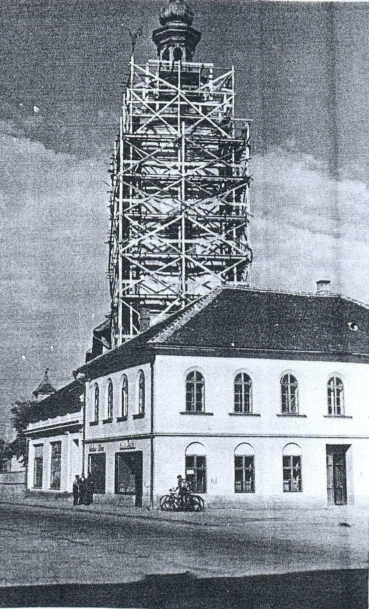 13. Oprava kostelní věže v Rousínově.