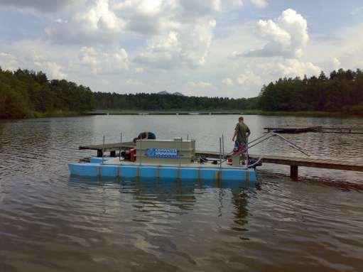 2006 Máchovo jezero - díky výsledkům z roku 2005 pokračování úspěšné metody - na druhé ošetření použito 250 tun produktu PAX-18, dávkováno pomocí upravené výletní lodi Máj a speciálního katamaránu