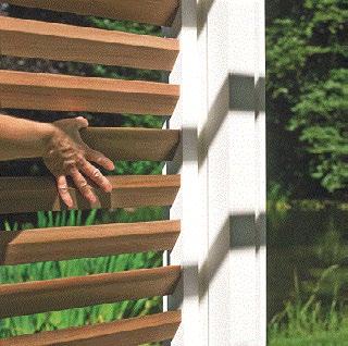 Loggiawood Paro Privacy Panel s rámem z extrudovaného hliníku a dřevěnou lamelou umožňující manuální naklopení lamel.