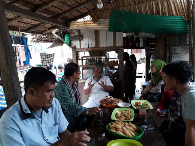 Socializace ve vesnicích kolem Balikpapanského zálivu V rámci společného projektu s Forest Watch Indonesia oslovil náš tým tři vesnice na pobřeží zálivu Pantai Lango, Jenebora a Mentawir.