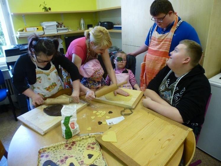 Jsou slepená čokoládovým krémem, potřebujeme tedy plné spodní srdíčko a z vrchního vykrojíme