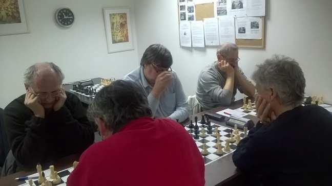 Dostavil jsem se asi v jedenáct hodin a na druhé šachovnici již bylo vymalováno Martin Beil naplno zabodoval v taktikou nasycené partii.