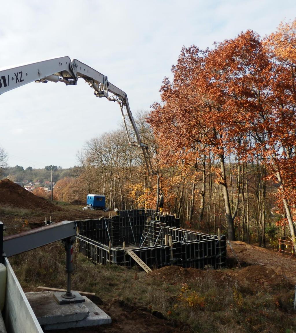 12) Betonáž stěn Při betonáži stěn je nutné (stejně jako u běžných konstrukcí) zabránit padání betonu z velké výšky Se zvyšující se výškou padání