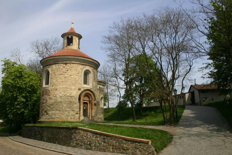 Dále vlevo vidíme rotundu, nejstarší dochovanou stavební památku na Vyšehradě z 11. století.