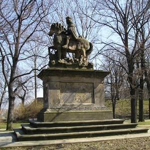 Vpravo v Karlachových sadech vidíme jezdeckou sochu ze 17. století od Jana Jiřího Bendla. XXV.