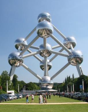 6. ATOMIUM Na obrázku je stavba Atomium v Belgii. Stavba je tvořena devíti velkými koulemi o průměru 18 m uspořádanými do tvaru krychle o hraně 29 metrů. Koule jsou spojeny 20 chodbami o průměru 3 m.