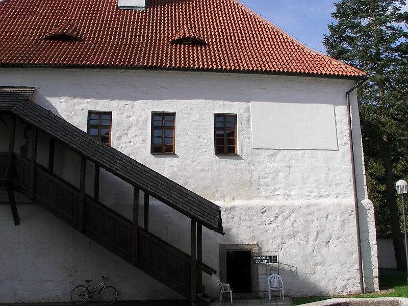 Obnova slunečních hodin v Milevsku Miloš Nosek V červenci roku 2009 jsem byl požádán o pomoc při obnově dvojích hodin v areálu kláštera v Milevsku. Tehdy bylo již zcela obnoveno 1.