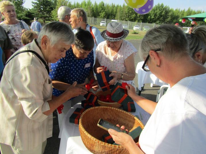 Letní setkání seniorů na hipodromu v Mostě Také letos nás Městská správa sociálních služeb v Mostě pozvala na již 20.