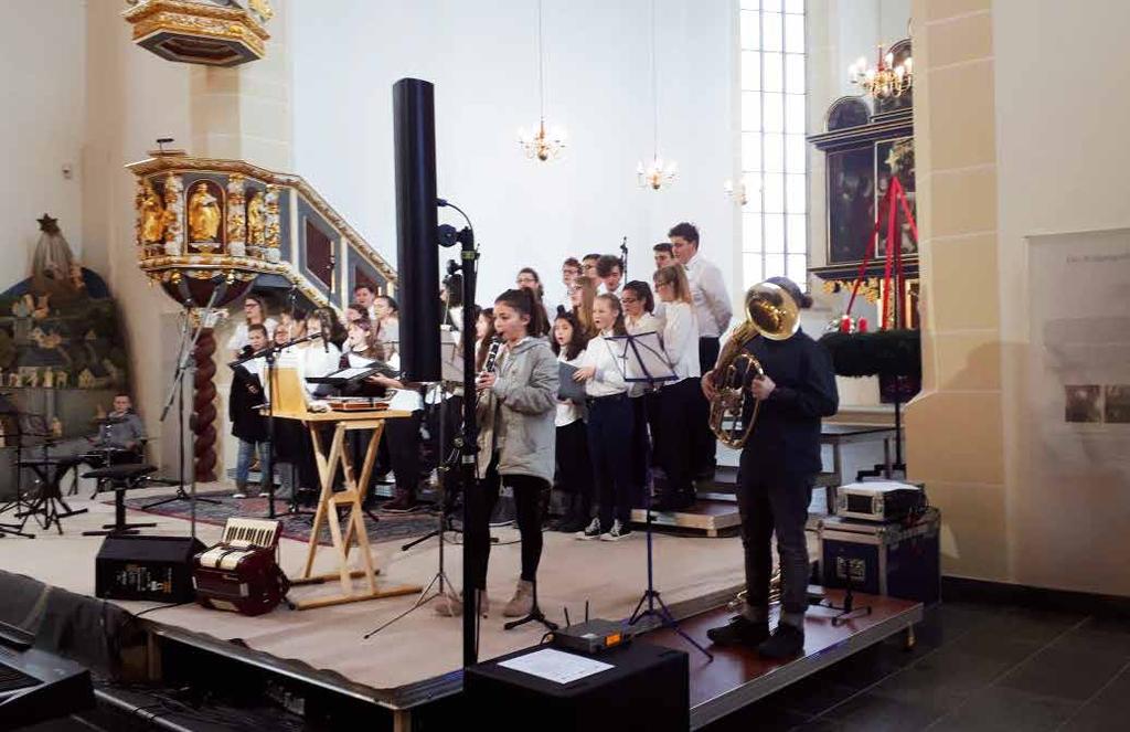 Advent v Krušnohoří 25. Adventní koncert sborů euroregionu. Advent im Erzgebirge bereits 25 Adventssingen der Chöre in der Euroregion V sobotu před 2. adventem se uskutečnil v kostele Sv.