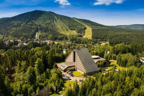 Krkonoše (Harrachov) Orea Resort Sklář**** ˮ Hotel se nachází pouhých 5 minut chůze od známého lyžařského centra Harrachov.