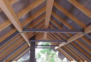 Obr. 5 - Interiér podkroví, ocel, dřevo a Powerpanel jako pohledový beton úsporu energie v zimě a vyloučení klimatizace a přehřívání v létě.