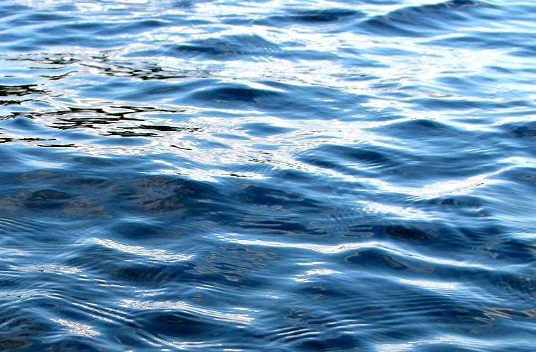 Voda voda je kapalná látka je bezbarvá, bez vůně, chuti a zápachu vyskytuje se ve všech třech skupenstvích (led, tekoucí