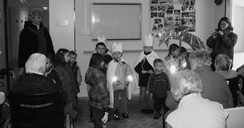 MY TŘI KRÁLOVÉ JDEME K VÁM V pátek 6. ledna navštívily DS Kopretinu a DZR Petrklíč děti z křesťanské třídy MŠ.