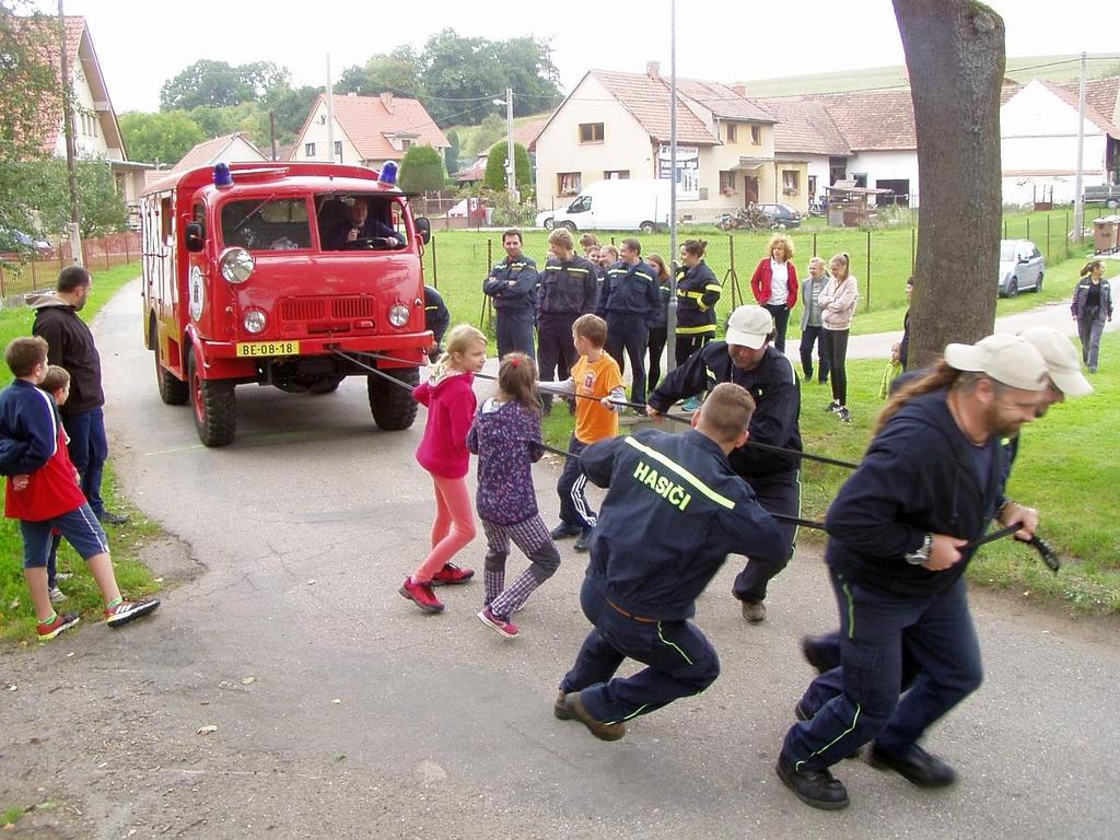 kronika SDH Bedrč rok 2017, strana 5 V průběhu odpoledne jsme změřili síly s družstvy ze Žíňan, Soběhrd a Petroupimi v netradičních hasičských soutěžích - tažení Kačeny do mírného kopce, pojídání