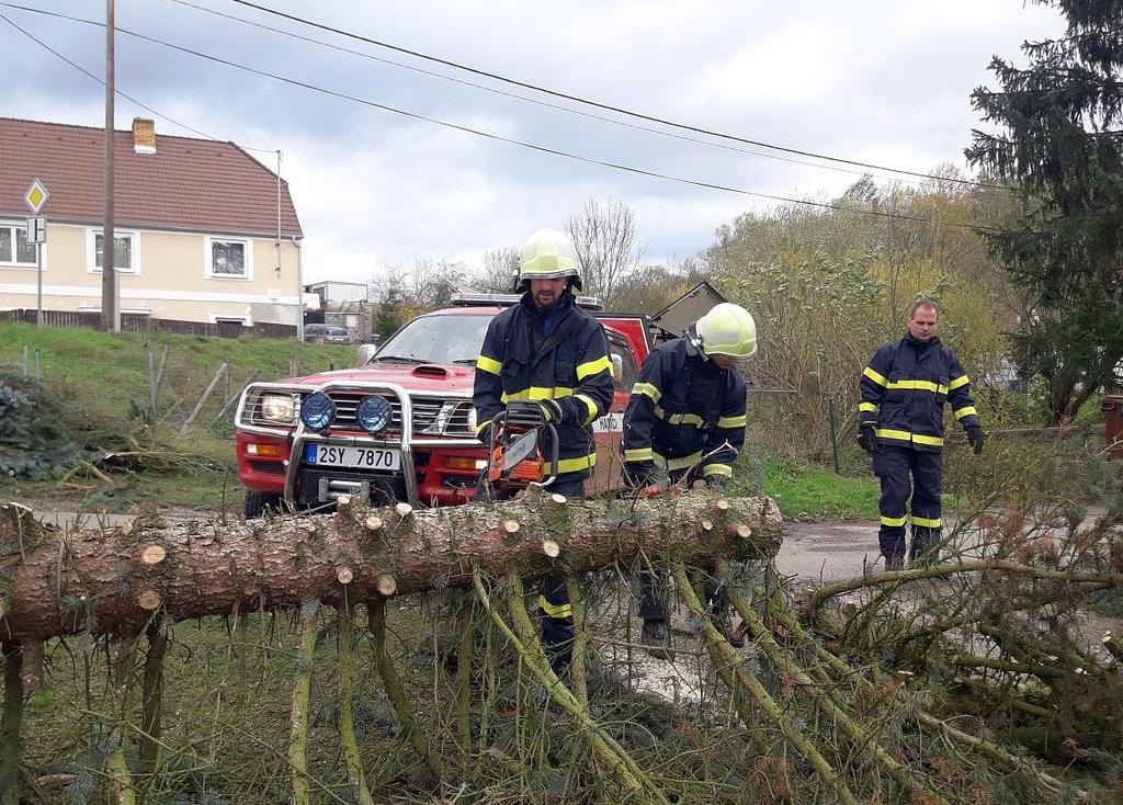 17) a auto u něj zaparkované to se štěstím odneslo jen