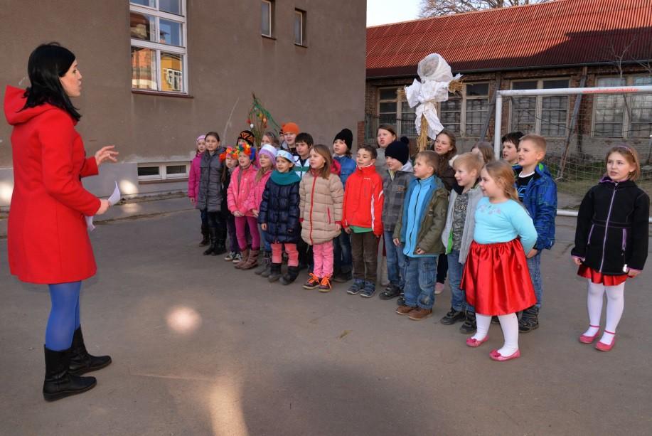 Tradiční vynášení Moreny v režii družiny ZŠ Hamry přivedlo dohromady děti, pedagogy, rodičie, prarodiče a mnoho dalších sousedů.