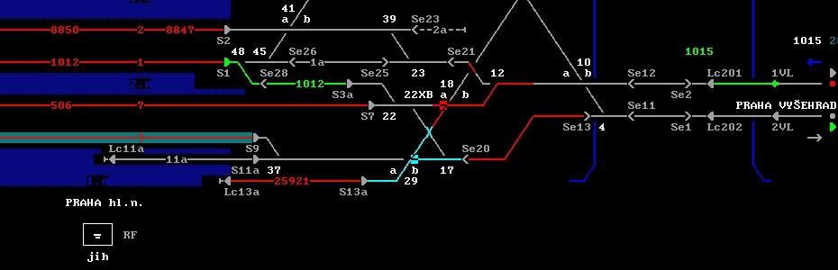 29b. Vlak Os 25921 prudce brzdí a následně zastavuje v prostoru výhybky č.