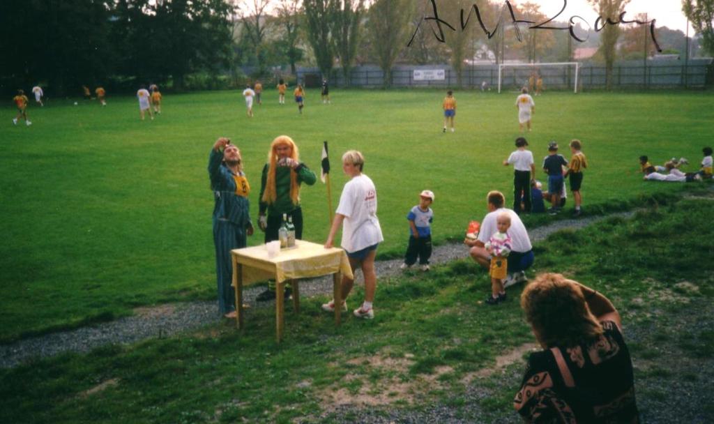 Amazonky se radují po střelení branky a hráči Juniorky