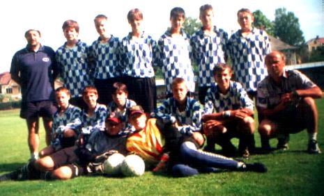 STARŠÍ ŢÁCI -oblastní soutěţ skupina B Zleva stojí:miroslav NOVÝ,Jan MLYNAŘÍK,Miroslav KRÁL,Zbyněk RAKOVAN,Miroslav KOREČEK,Karel BOBÁL,Petr CINGROŠ Zleva sedí:martin ZÍSKAL,Josef BRAUN,Miloš