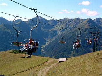 Lanovka Lienz - Hochstein - výchozí bod pro výlety na Zettersfeld a Hochstein 24. 5. - 24. 6. 2018 (čtvrtek - neděle od 10.00-17.00) 28. 6. 16. 9. 2018 každý den 9.00-17.00 21.