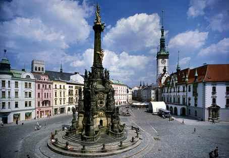 Velký územní celek olomoucké aglomerace má 480 tisíc obyvatel. Významnou institucí je Vrchní soud.