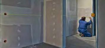 na držáku na stěně. Pogumovaný plášť STABILA absorbující nárazy. Laserem lze v pouzdru otáčet v úhlu 360.