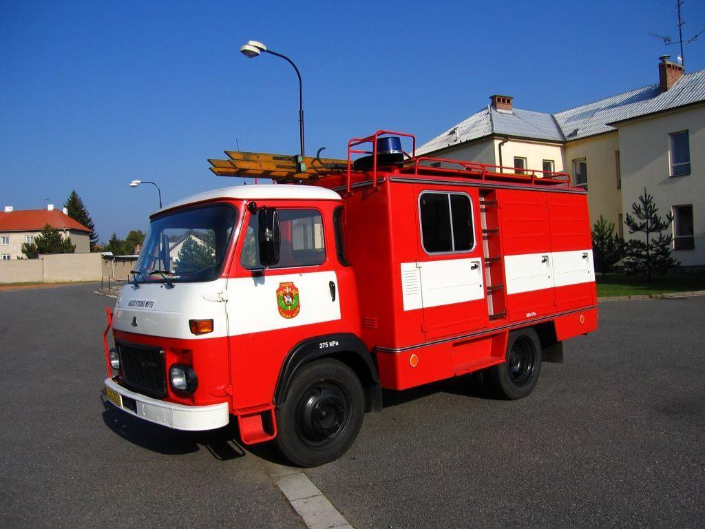 DA 12 Avia 31 Druh vozidla: Dopravní automobil Použití: Automobil pro přepravu požárního družstva, přenosné motorové stříkačky a hasičského