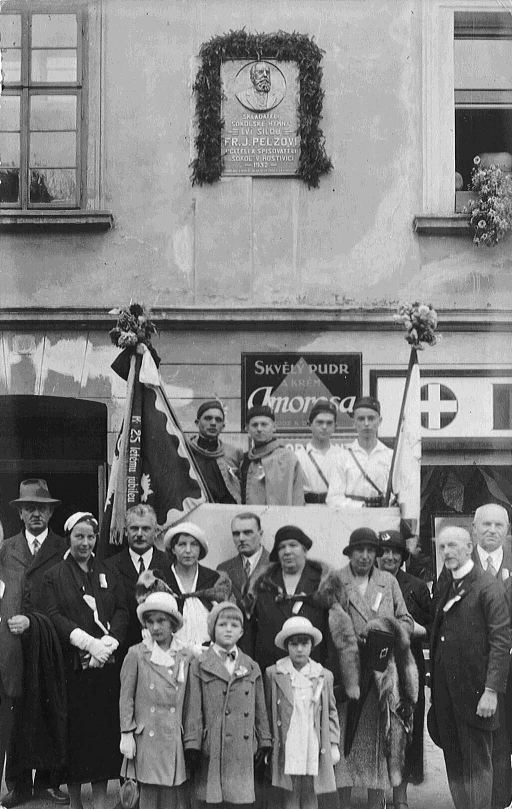 59 se nachází pamětní deska Františka Josefa Pelze, autora skladby