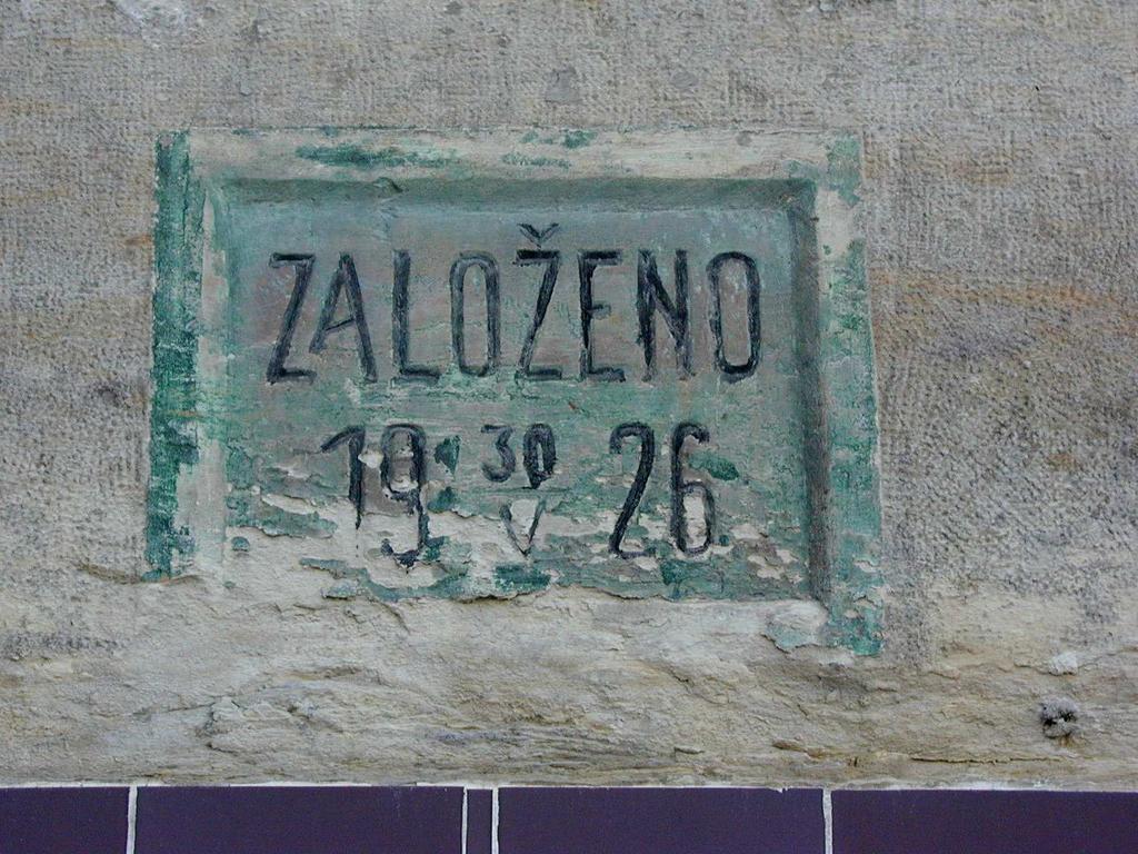 Pomník Míly Hrdličky padlého v roce 1945 byl z vrchu Krahulova u břevského rybníka přenesen do