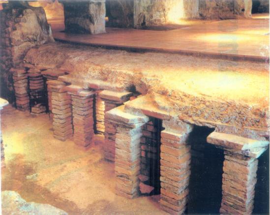 Obr. 18 Starořímské hypokaustum U podlahového vytápění se pro otopnou plochu využívá jedna ze stavebních konstrukcí, ohraničující vytápěný prostor. Přenos tepla se uskutečňuje převážně sáláním.