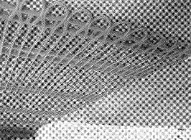 80) se rozvodné a sběrné potrubí umisťuje nad sádrokarton (většinou do tepelné izolace). Kapilární rohože se připevňují na stropní desku či sádrokarton lepicí páskou nebo talířovými terčíky.