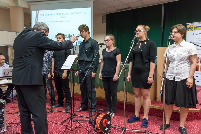 Průběh konference byl zpestřen uměleckým vystoupením pěvecké skupiny "Pause... One, Two, Three" ze speciální školy č. 101 ve Varšavě.