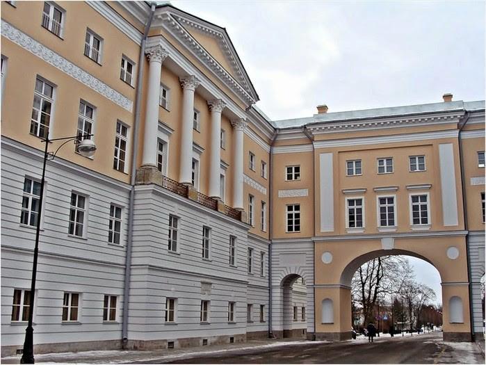 Na počátku 19. století bylo k Jekatěrinskému paláci přistavěno carské lyceum. Architekt se sice snažil udržet v duchu stavby, ale je evidentní, že cosi se změnilo.