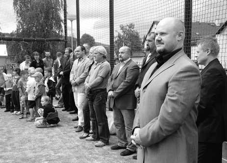 NOVÉ SPORTOVNÍ H I Tù U Z Dne 4.9. 2008 bylo za pfiítomnosti mnoha v znamn ch hostû slavnostnû otevfieno nové sportovní ORANÎOVÉ H I Tù u Základní koly.