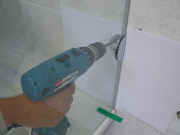 Ustavte připravenou skleněnou stěnu na vaničku pomocí podložek 3 mm.