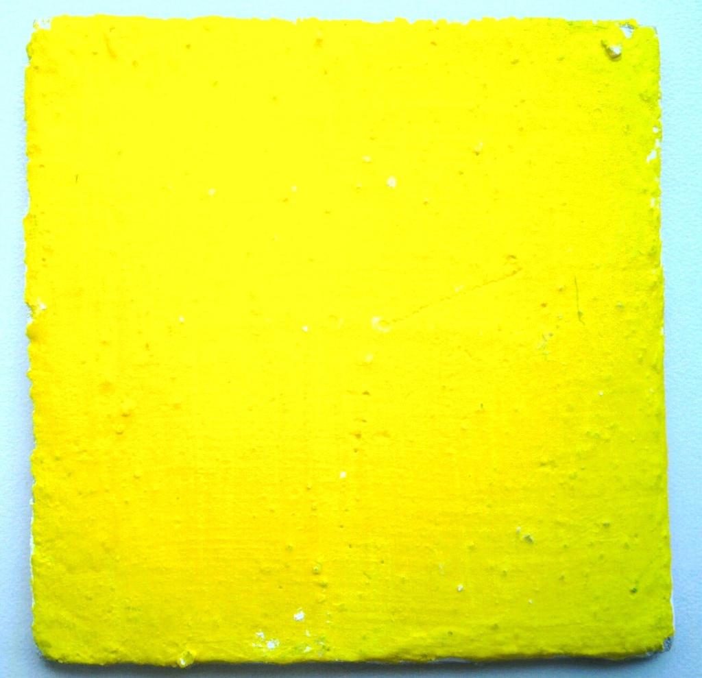 6. Vnitřní omítka se žlutým nátěrem Obrázek 3: Materiál omítky ve žluté barvě Jako základ tohoto měřeného přípravku je sololitová deska o rozměrech 100x100 mm, na které je nanesena vrstva šedé omítky.