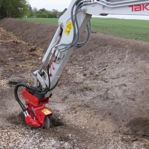 Pařezová fréza H20 je nejmenší model pro upevnění na minibagry (1,5-2,5 t) a čelní nakladače.