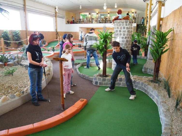 Indoor minigolf 9.4.2011, Praha Kunratice (poplatek 30,-Kč) První z jednodenních akcí v Praze díky podpoře Magistrátu hl. m. Prahy pro děti zdarma.