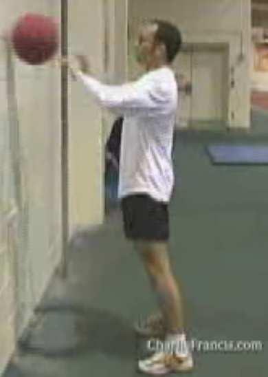 sportovec měl v úmyslu zeď i míč zničit. Měl by se snažit házet plný míč tak, že se míč vrací zpět do rukou.