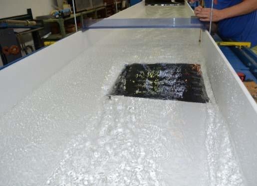 ve vodohospodářské hale provedeny pokusy na sklopném žlabu, při kterých byl simulován stav proudění vody v
