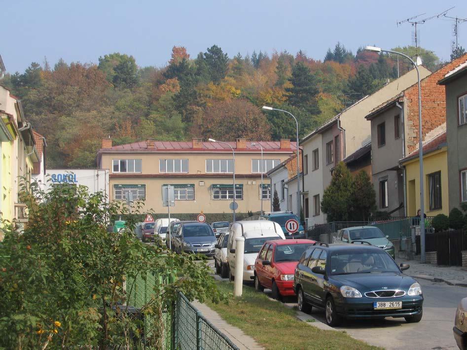 - 2 - První obrázek z 30. tých let je pořízen průhledem ulice Andrýskova. Druhý obrázek byl pořízen na podzim roku 2006 a je to současný průhled ulicí Sejkorovou na Bílou horu.