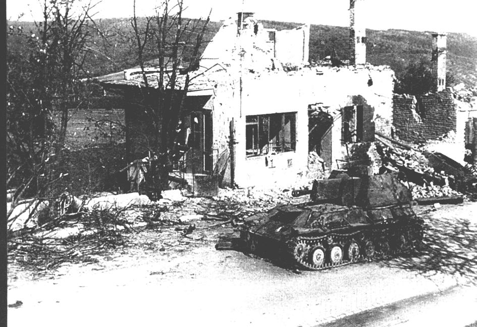 - 12 - Řečkovice Na špici. Květen r. 1945 Foto L. Slezák Kapitola druhá : Čas plynul, stopy válečných událostí byly zahlazeny.