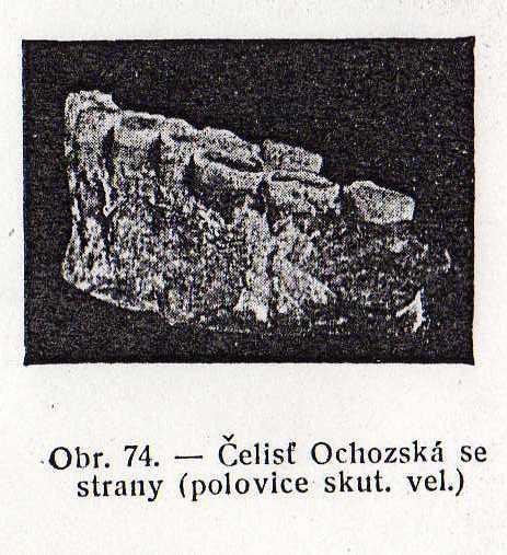 Někdy v roce 1904 sem začal chodit vykopávat kosti profesor František Černý. Ten sebou bral jako pomocníka studenta Karla Kubáska z Bílovic.