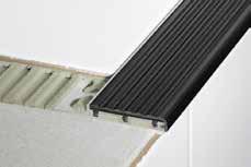 Schodové hrany Schlüter -TREP-S / -B Schlüter -TREP-S / -B jsou schodové profily z hliníku nebo ušlechtilé oceli s vyměnitelnou nášlapnou plochou z protiskluzné plastické hmoty.