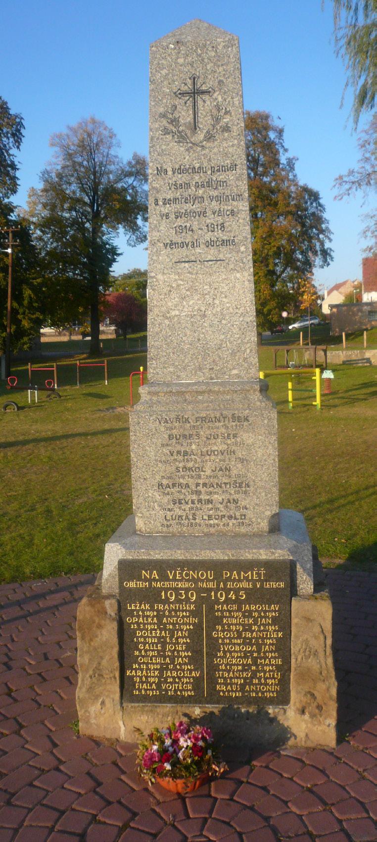 Pomník obětem první světové války Na vděčnou paměť všem padlým a zemřelým vojínům ve světové válce 1914 1918 věnovali občané Spolutvůrcem pomníku, postaveného v roce 1922, byl místní kameník Jan