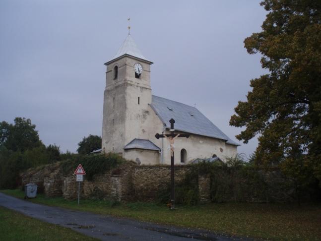 V 19. století byla provedena výměna krovu, zaklenutí lodě, přistavěna jižní vstupní předsíň, rekonstruována