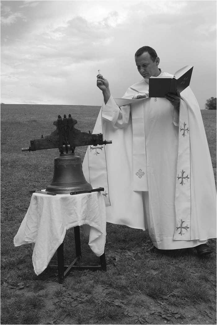 ZE ŽIVOTA FARNOSTI Žehnání nového zvonu v kapli na Souvlastní V neděli 19. června proběhlo v kapli na Souvlastní žehnání a zavěšení opraveného zvonu.